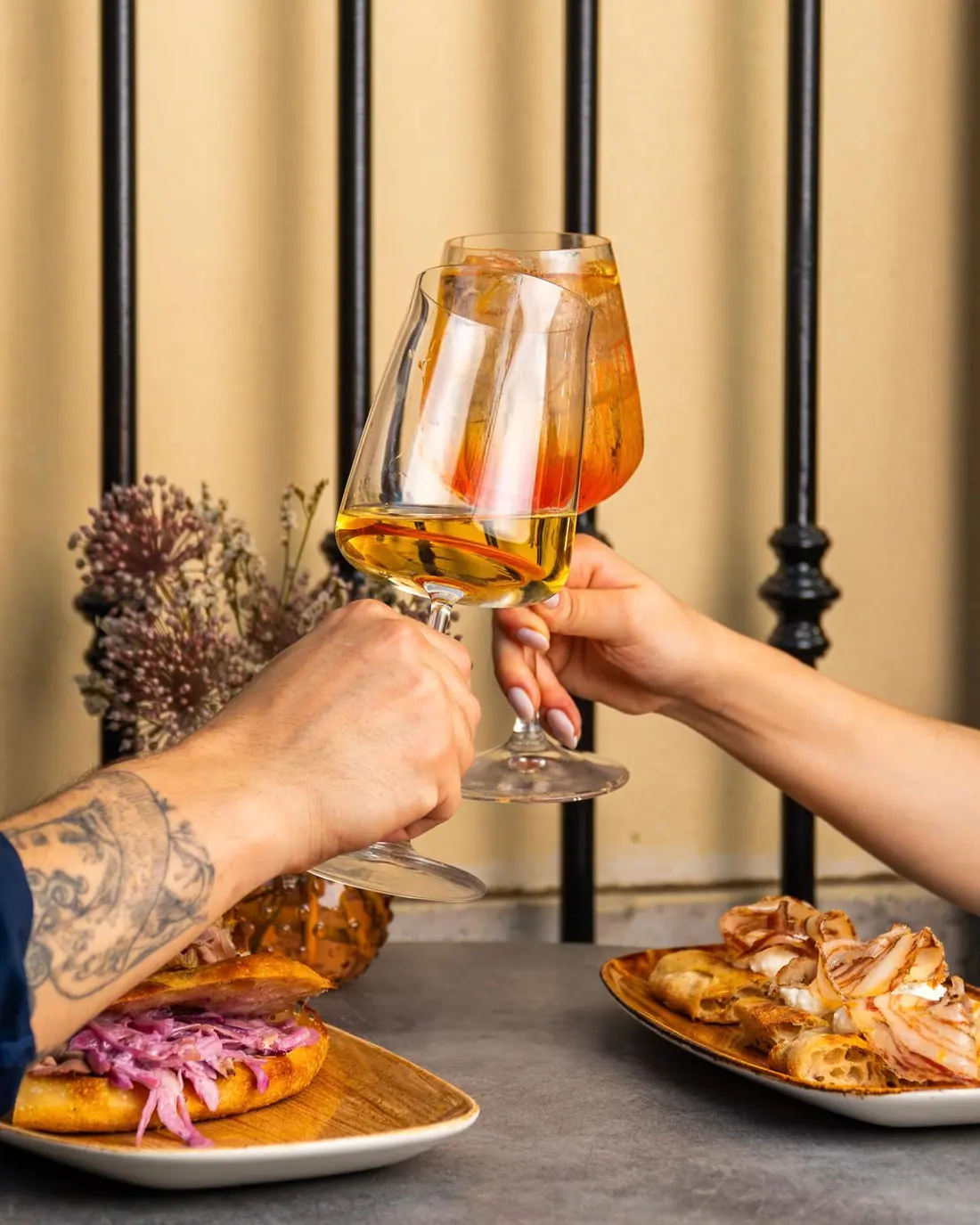 Brindisi con calici di aperitivo in piazza ai Parioli