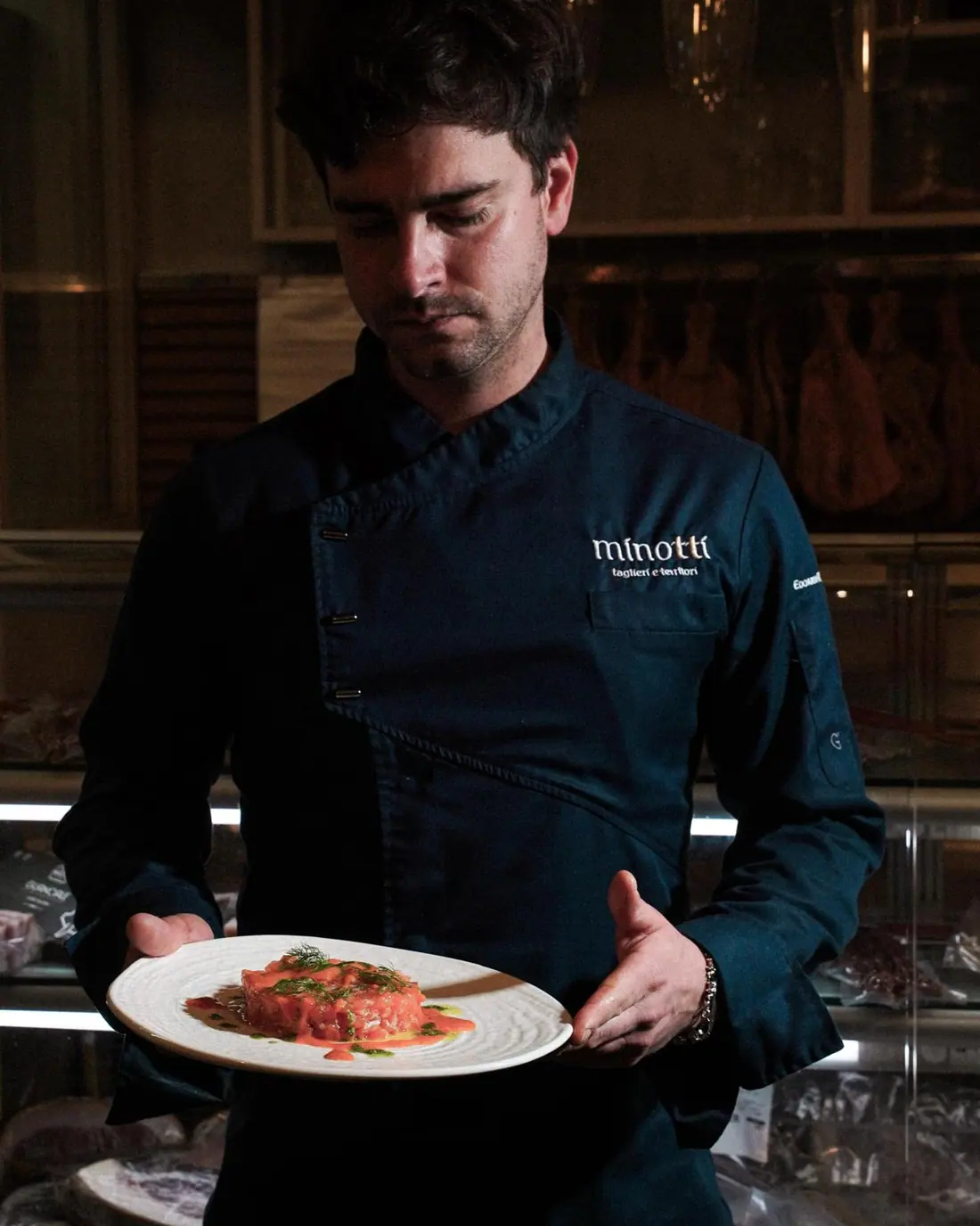 Ritratto dello chef Edoardo Minotti nella divisa Minotti