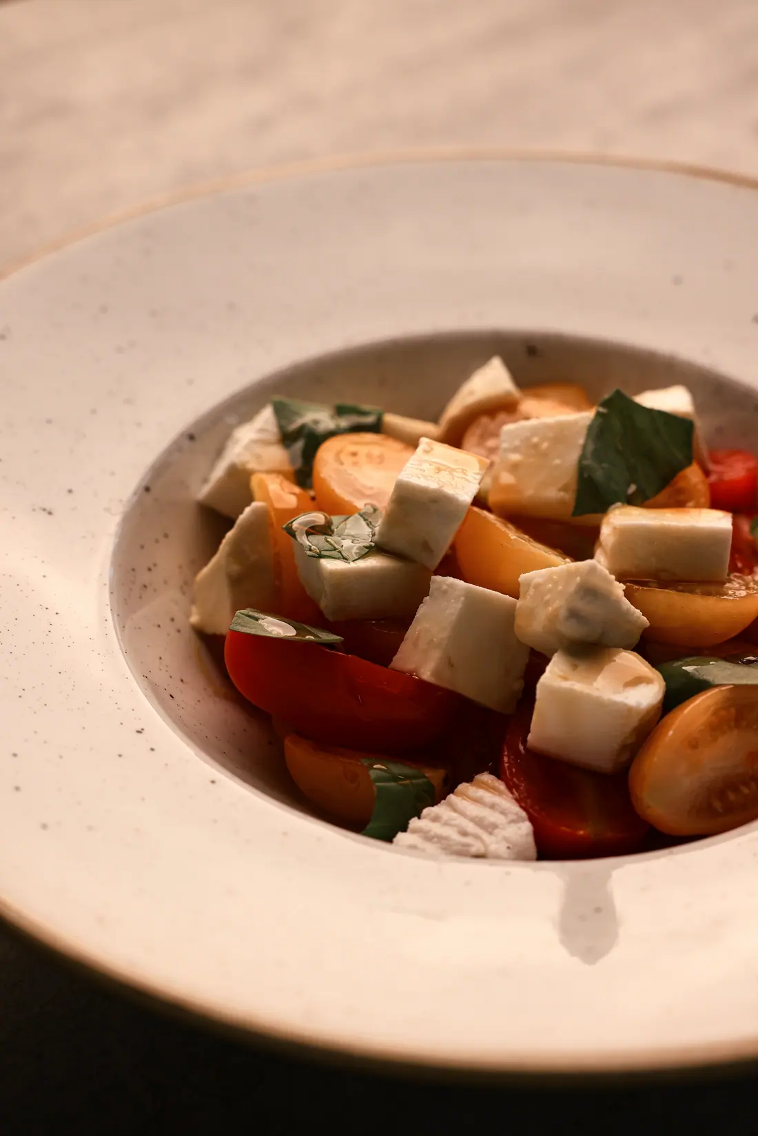 Insalata di datterini con primo sale di bufala, basilico e miele di castagno