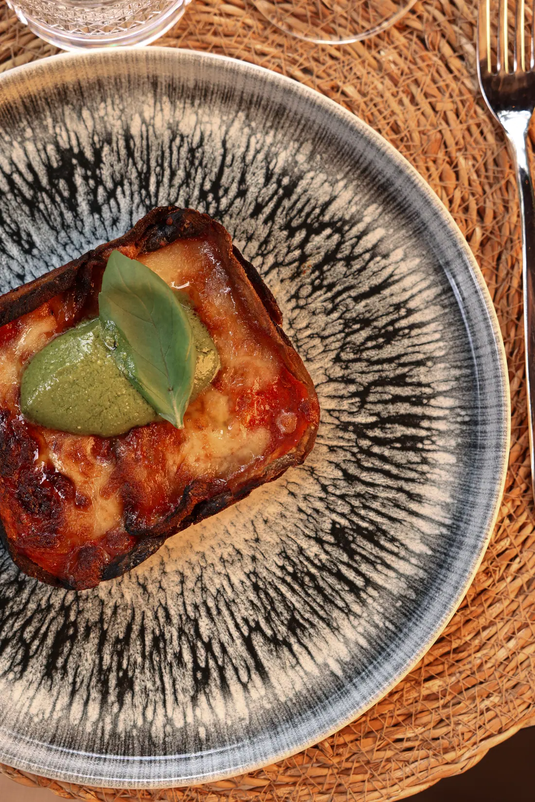 Parmigiana di melanzane con pesto di basilico fatto in casa