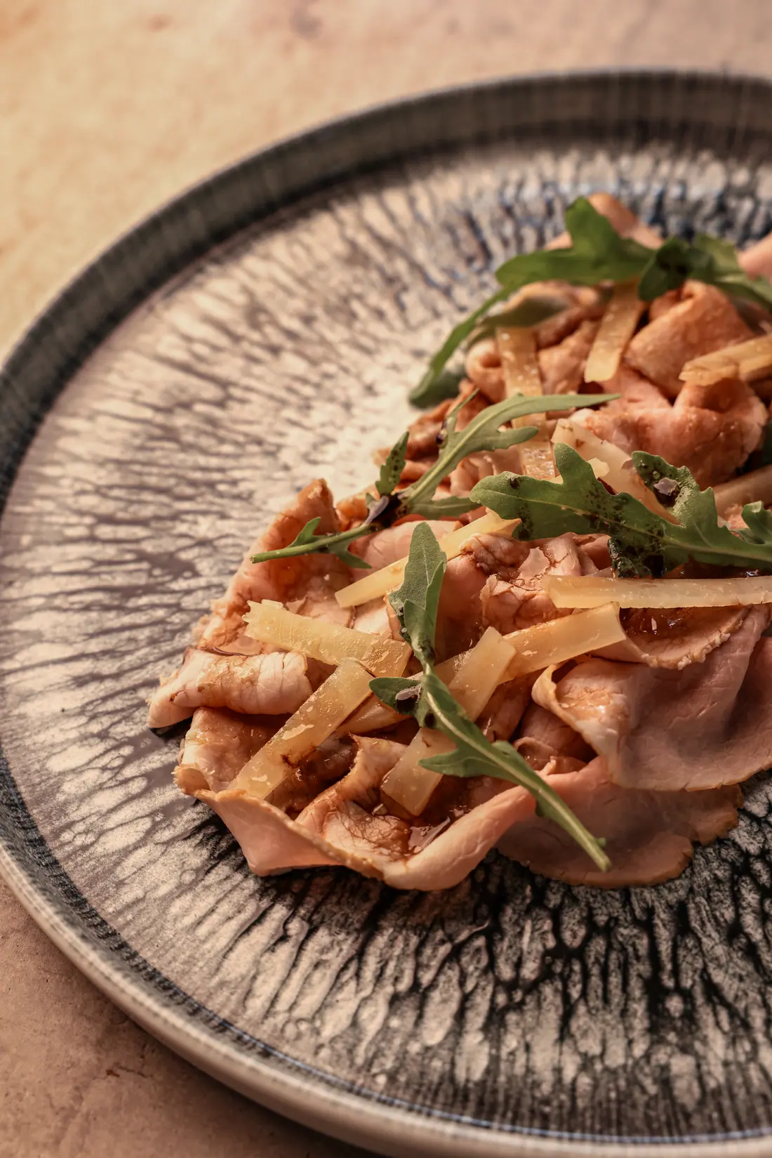 Roast beef di vitello con rucola e scaglie di pecorino di Amatrice