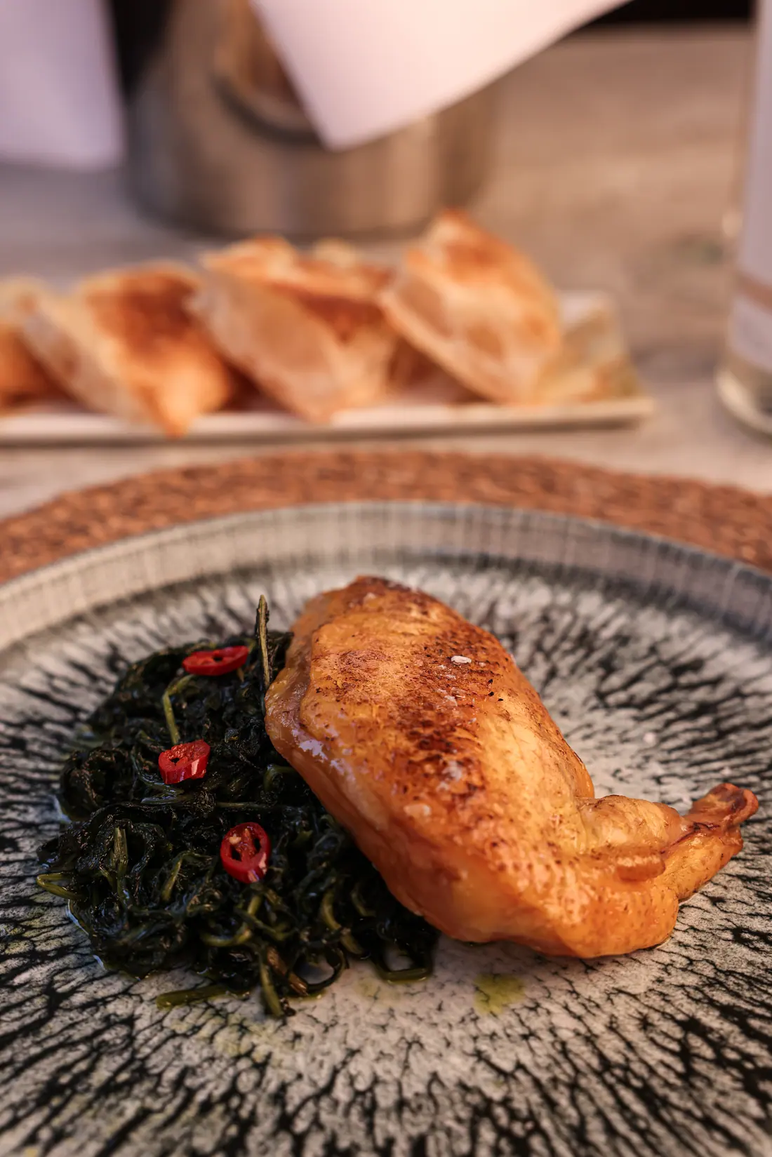 Suprema di pollo su cavolo nero e peperoncino, piatto pronto da ritirare in Bottega