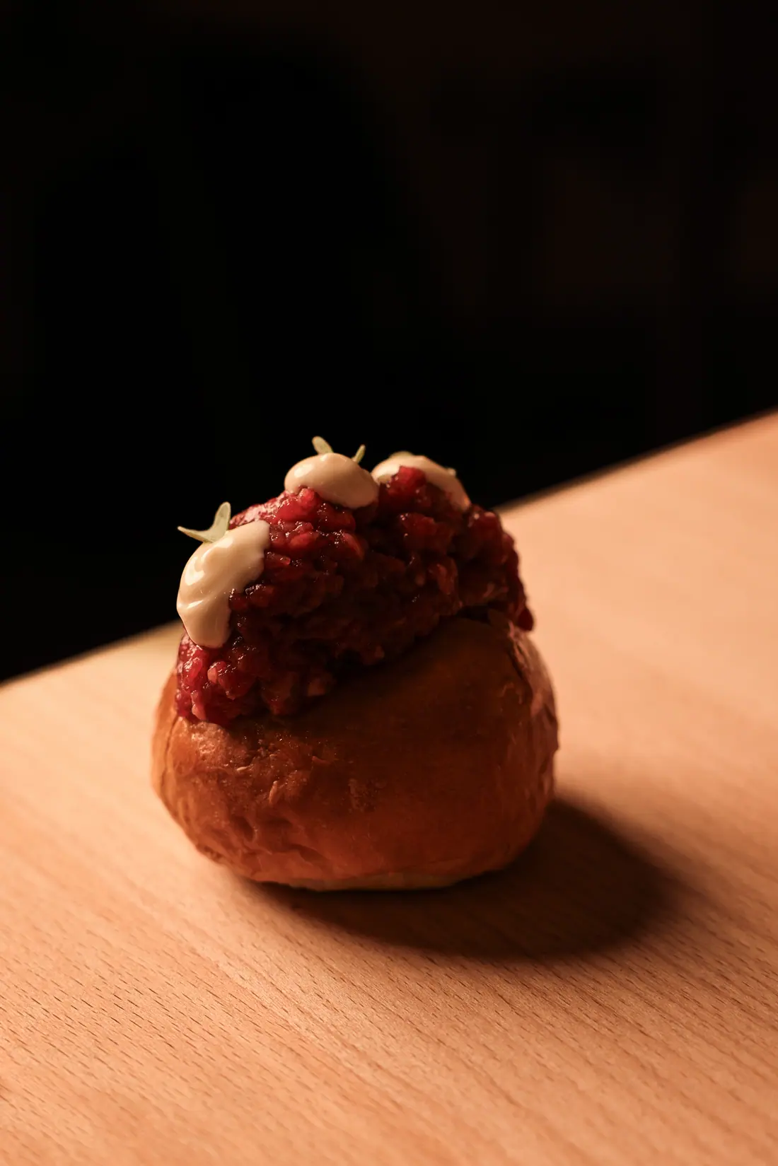 Tartare di manzo servita in un panino brioche dallo chef Edoardo Minotti