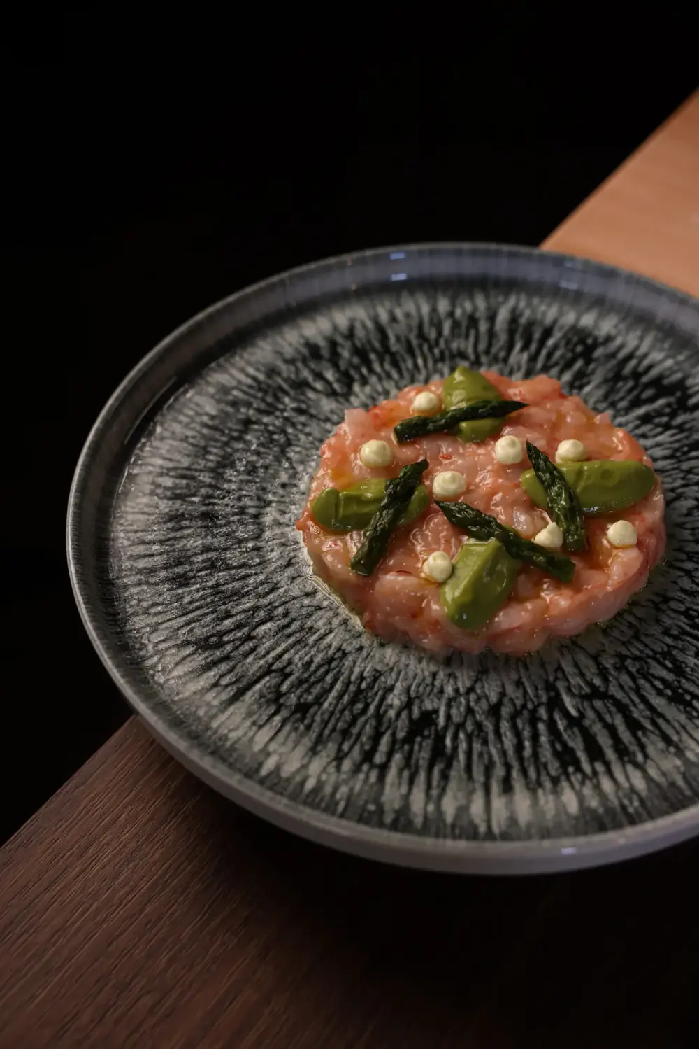 Tartare di gambero rosso di Mazara del Vallo con asparagi e maionese al lime