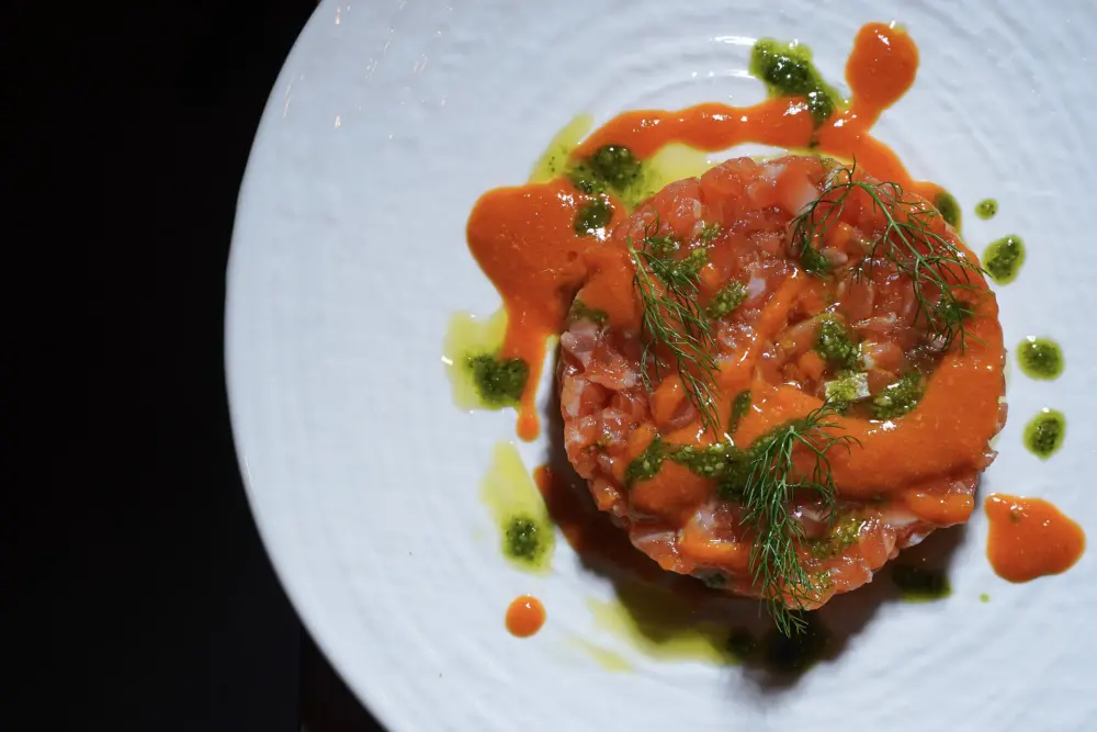 Tartare di salmone con crema di pomodorini arrosto, salsa verde e finocchietto