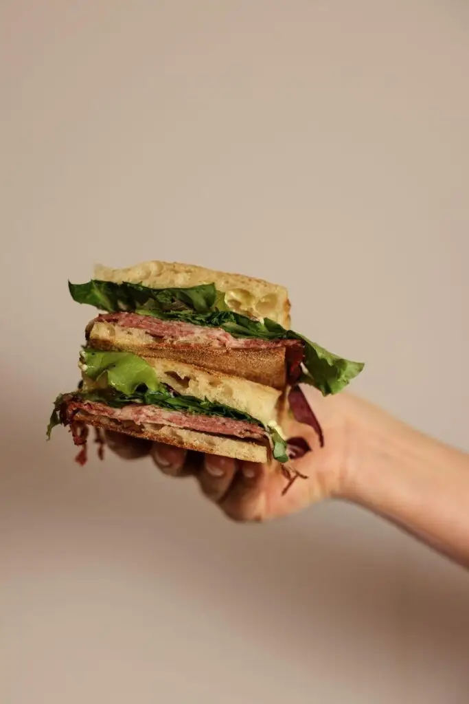 Pastrami Sandwich di Bottega Minotti: focaccia con pastrami di black angus e misticanza